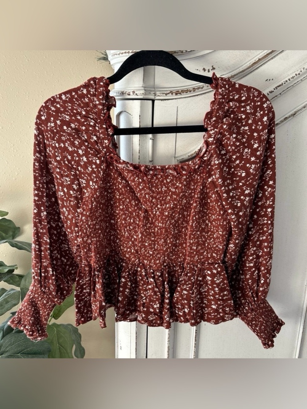 Bella Ella Boutique
Smocked Orangish Brown
Rust Color Crop Blouse, Size Large